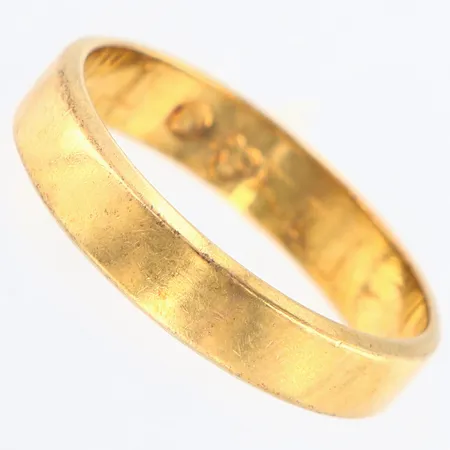 Ring slät stl: 19 bredd: 4,2mm, gravyr, 18K Vikt: 4,4 g