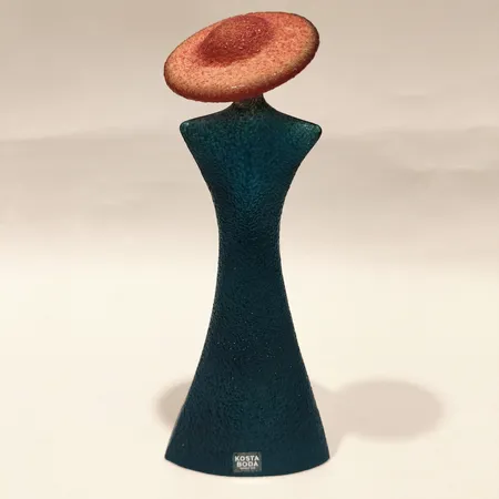 Glasskulptur Madame Blå ur serien Catwalk formgiven av Kjell Engman för Kosta Boda serienummer 7090557 höjd ca 16cm bredd 6-10mm signerad och etikettmärkt repor på undersida. Skickas med postpaket.