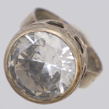 Ring med fasettslipad vit sten, stl:15¾, bredd 16mm, importstämplad, nagg på sten, skev, 830/1000 silver Vikt: 7,5 g
