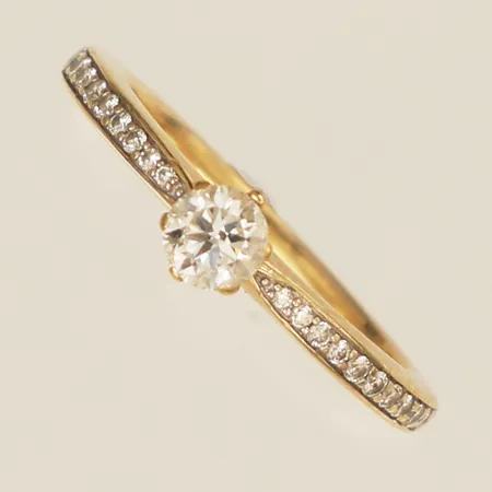 Ring med diamanter 0,63ctv S/WI enligt gravyr stl:14¾ bredd 4,4mm GHA 18K Vikt: 2,4 g