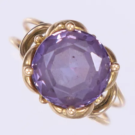 Ring med lila sten stl:18½ bredd 3-13mm 14K Bruttovikt: 4,3g Vikt: 4,3 g