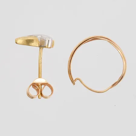Två örhängen, en med diamant 1xca0,02ct, udda, bucklor, 18K Vikt: 0,9 g