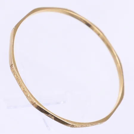 Armring mönstrad dekor Ø66mm bredd 3mm, något ojämn i formen, ostämplad 18K Vikt: 15,9 g