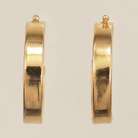 Ett par örhängen Ø14,0mm bredd 3,0mm GHA buckliga 18K Vikt: 0,7 g