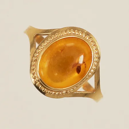 Ring med bärnsten stl:17¼ bredd 13,0mm 18K Vikt: 1,3 g