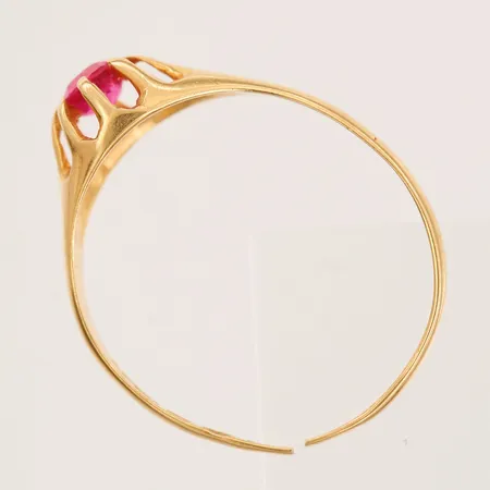 Ring med syntetisk rubin, skenan av/defekt, 18K guld Vikt: 1,4 g