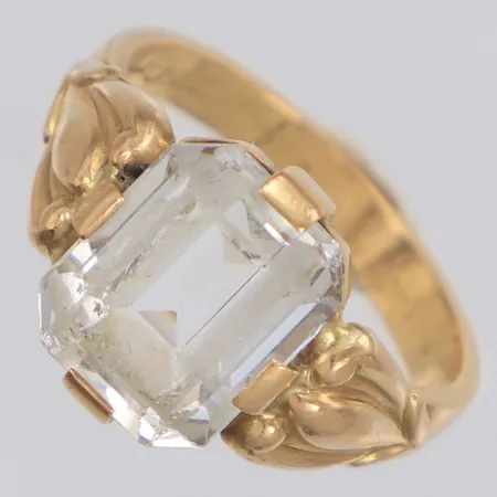 Ring med vit sten stl:15¾, bredd 11mm, sliten sten, 20K Vikt: 4,3 g