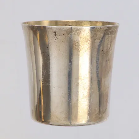 Pokal, 4,5cm, Ø 4,5cm, förgylld insida, vind, sliten, 830/1000 silver Vikt: 29,4 g