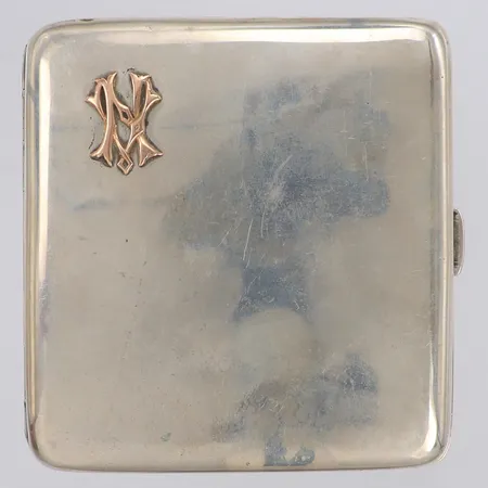Cigarettetui med förgyllt monogramdekor i relief, 8,5 x 9cm, gravyrer, C.G Hallberg, 1896, bruksslitage, 830/1000 silver Vikt: 136,8 g