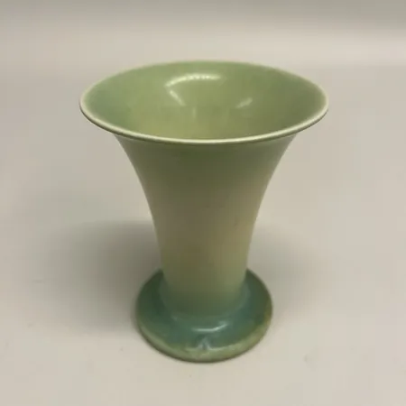 Vas Sven Wejsfelt , trumpetformad i tonad gulgrön harpälsglasyr, ca 11,5cm, märkt: Swen Studiohanden Gustavsberg-85, handdrejad, märken, repor, glasyrdefekter