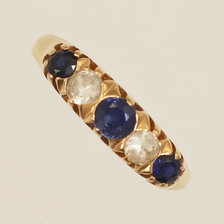 Ring med blå samt vita stenar stl:19¼, bredd 1,7-4,8mm 18K Vikt: 3,2 g