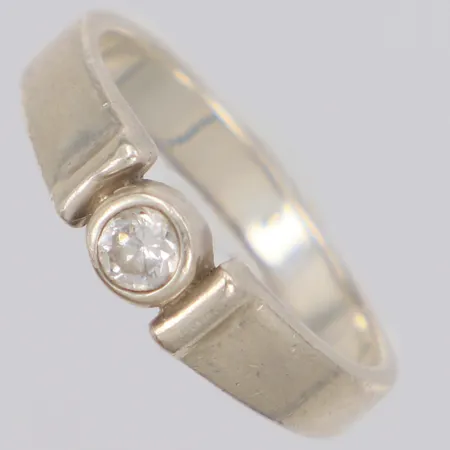 Ring med vit sten, stl:17½, bredd 4,7mm, 925/1000 silver Vikt: 3,3 g