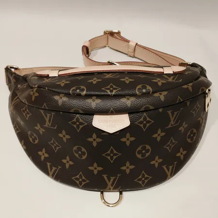 Väska Louis Vuitton, Bumbag MM, Monogram Canvas, modell M43644, Made in France, mått ca 36x14x18cm, smärre fläckar, kvitto från Birger Jarlsgatan 2020, dustbag, kartong.