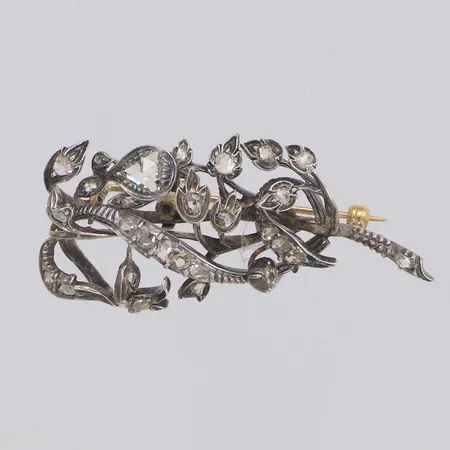 Brosch med rosenstenar, 55mm, bredd 25mm, nagg, tennlagningar, silver med nål i 18K Vikt: 10,2 g