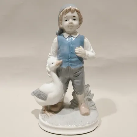Figurin Nils Holgersson porslin höjd ca 25cm  Skickas med postpaket.