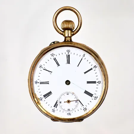 Fickur manuell Ø33mm, boettnr 67970, Defekt saknar glas, saknas visare, gravyr utvändigt, innerboett i metall, 14K, Bruttovikt: 25,9g