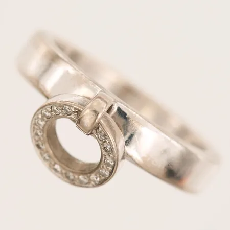 Ring Efva Attling "Ring around stars" med diamanter 34xca0,005ct stl:18¼, bredd 4-10,mm, år 2006, vitguld, 18K Vikt: 9,3 g