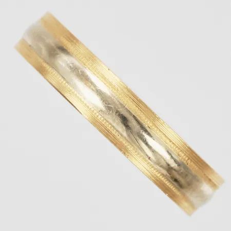 Ring graverad: stl: 17¾ bredd ca 4mm 18K Vikt: 2,7 g