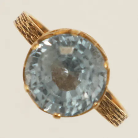 Ring med troligen syntetisk spinell stl:17½, bredd 2,2-10mm år 1970 Stockholms Stads Arbetsvårdsbyrå 18K Vikt: 3,8 g