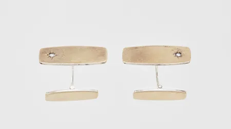 Ett par manschettknappar med vita stenar Alton Guldvaru Ab 1964 ca 9,5x11mm silver Vikt: 9,4 g