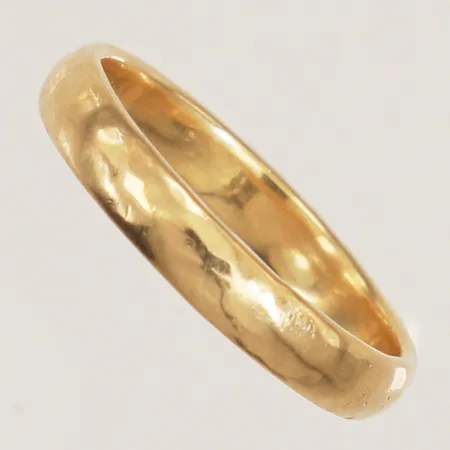 Ring med hamrad dekor stl:18¾, bredd 3,5mm personlig gravyr 18K Vikt: 4,3 g