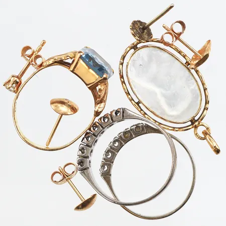 Diverse guld, defekter, ojämnheter, stenar, gult och vitguld, 18K. Vikt: 10,6 g