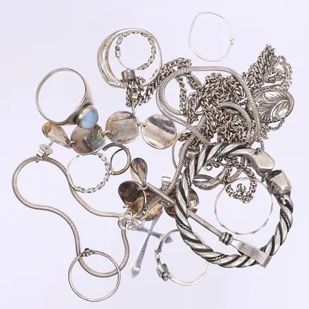 Parti diverse silver, delvis defekt, delvis sten, delvis ostämplat, silver 830-925/1000 Bruttovikt: 60,7g Vikt: 60,7 g