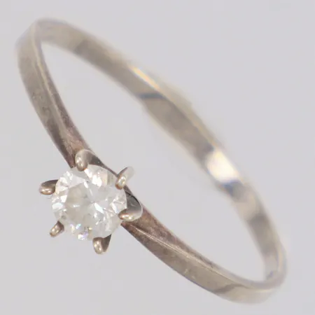 Ring med vit sten, stl:19¾, bredd 6mm, 925/1000 silver Vikt: 1,3 g