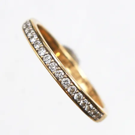 Halv alliansring med diamanter 16 x ca. 0,01ct, Guldfynd, stl:18, bredd 2,4mm, gravyr, 18K. Vikt: 2,4 g