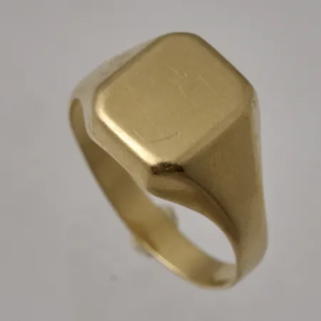 Klackring stl:19½ bredd 2,5-11,5mm, Guldfynd, 18K, två små buklor, 3,18g.