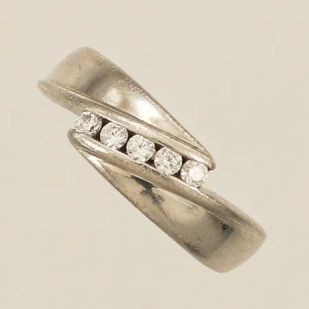 Ring med vita stenar stl:16½ bredd 2,3-6,6mm silver 925/1000 Vikt: 2,5 g