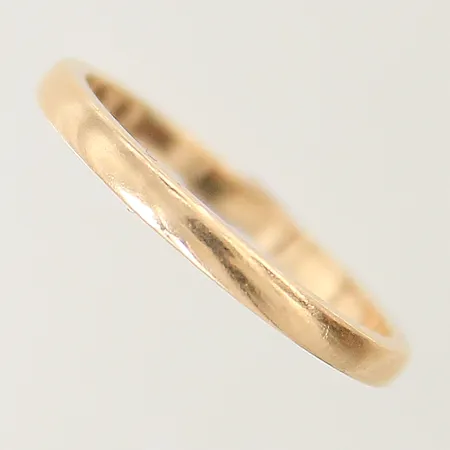 Ring slät stl:21½ bredd 6,7mm Schalins, gravyr 18K  Vikt: 12,1 g