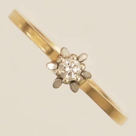 Ring med diamant 1xca0,08ct stl:18½ bredd 5,9mm fattning i vitguld ostämplat 18K Vikt: 2,1 g