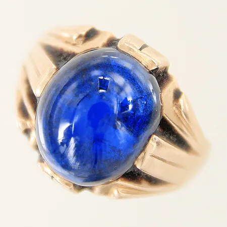 Ring med smaragd samt diamanter 8 x ca 0,01ct stl:17¾ bredd:2-5mm vitguld, smaragd med flertal nagg, 18K  Vikt: 3,4 g