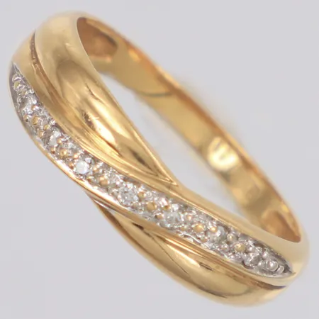 Ring med diamanter 7x ca 0,01ct stl:17¼, bredd 5mm, Guldfynd, 18K Vikt: 2,1 g