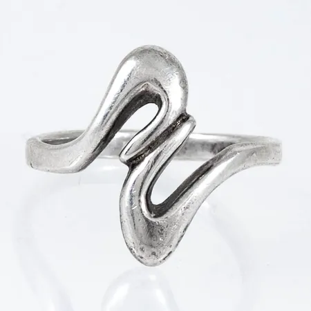 Ring med rosaaktig sten (troligen fossil) stl:17 bredd 4-19,5mm, silver 3,9g.
