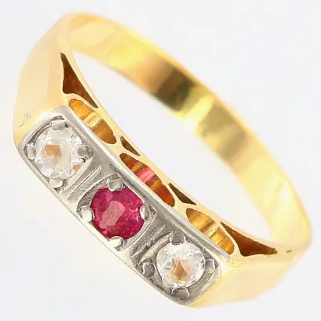 Ring med vita stenar samt rosa sten, stl: 17, bredd: 2,2-3,8mm, vitgulds detalj, 18K Vikt: 3 g