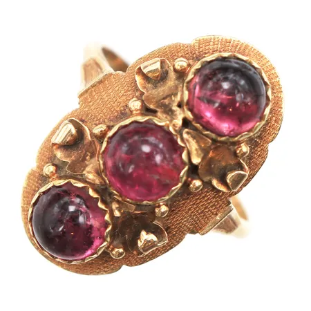 Ring med lila turmaliner, stl:19½, bredd 1,7-25,5mm, 14K. Vikt: 6,3 g