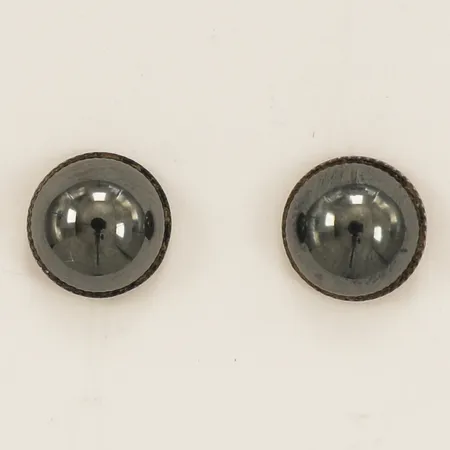 Ett par örhängen med hematit Ø8,5mm omaka snurrebussar, ena snurrebussen i metall silver 925/1000 Vikt: 1,9 g