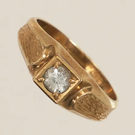 Ring med vit sten stl:17 bredd 6,4mm repor 8K Vikt: 2,5 g