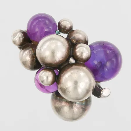 Ring Georg Jensen 'Moonlight grapes' med ametistkulor, stl: 52 (16½) något justerbar storlek, silver 925/1000, designad 1930-tal, produktionsår 2010, ej i produktion. Vikt: 19,2 g