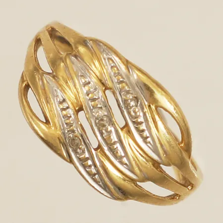 Ring med diamanter 3xca0,005ct stl:16 bredd 9,9mm ojämnheter på skenan 18K Vikt: 2,4 g