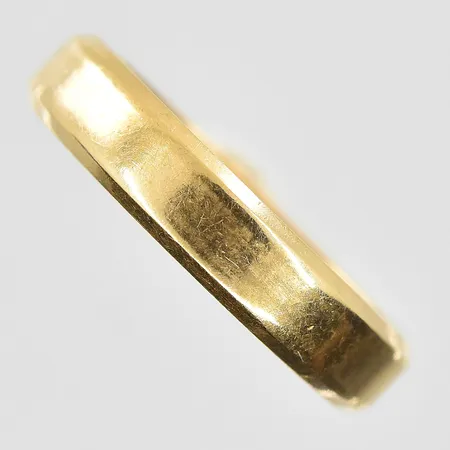Ring stl:15¼ bredd 4mm, gravyr, 18K. Vikt: 3,6 g