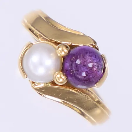 Ring med pärla samt lila sten stl:16 bredd 3-11mm, tillv. Heribert Engelbert AB, gravyr, 18K Vikt: 4,7 g