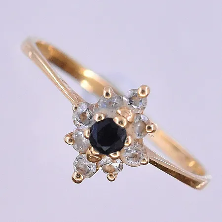 Örhängen 12x0,02ct och smaragd 2x0,05ct bredd 6 mm 18K. Vikt: 1,6 g