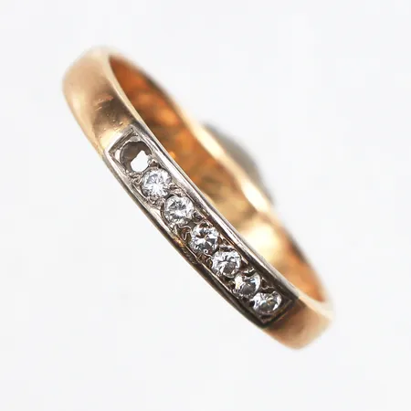 Ring med diamanter 6 x ca. 0,01ct, stl:17¼, bredd 3,1mm, vitgulds detaljer, en sten saknas, gravyr, 18K. Vikt: 3,1 g