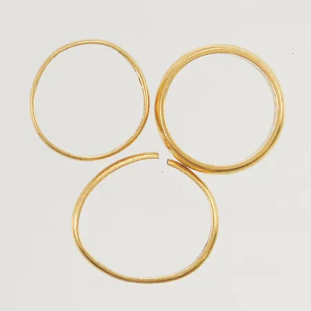 3 Ringar gravyr/defekt, 23K, 13,4g.