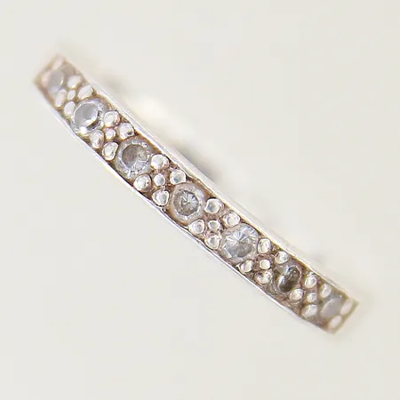 Ring med vita stenar stl:19¾ bredd 2,4mm silver 925/1000 Vikt: 1,9 g