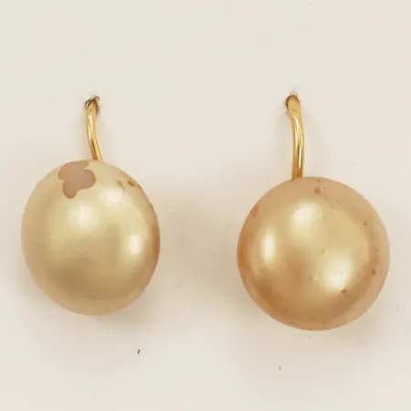 Ett par örhängen med imitationspärlor längd 21,0mm bredd 11,7mm slitage på pärlor 18K Vikt: 3,6 g