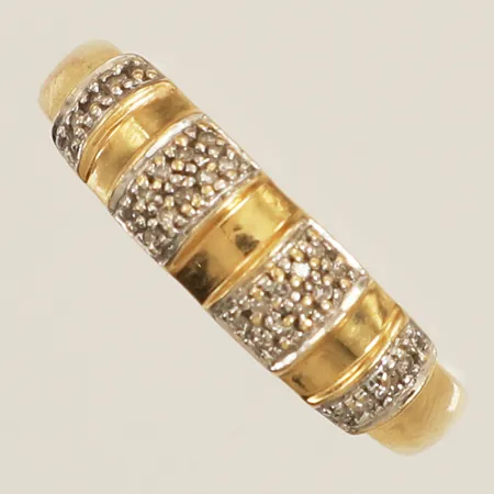 Ring med diamanter 30xca0,005ct stl:19½ bredd 5,7mm GHA fattning i vitguld 18K Vikt: 3,2 g